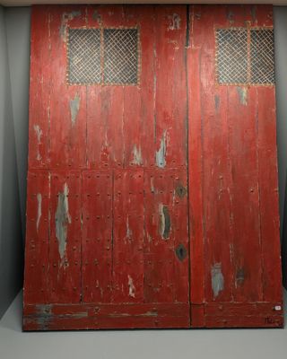 deux portes rouges ouvertes dans une pièce