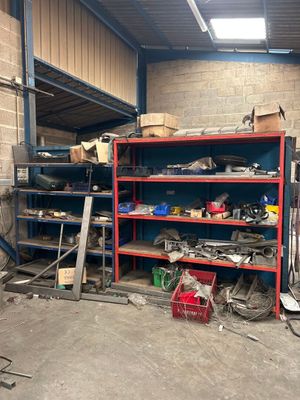 un garage avec de nombreux outils sur les étagères