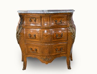 une commode en bois avec dessus en marbre