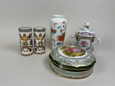 de nombreux types de vases et de coupes sur la table
