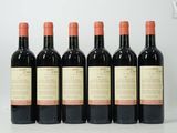 six bouteilles de vin rouge sont alignées