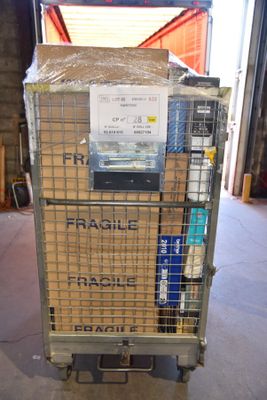 un chariot sur lequel se trouvent quelques cartons dans un entrepôt