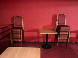 trois chaises et une table dans le coin d'une pièce