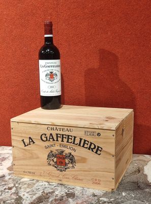 une bouteille de vin posée sur une caisse en bois