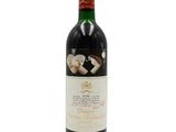 une bouteille de vin rouge avec des bouchons sur fond blanc