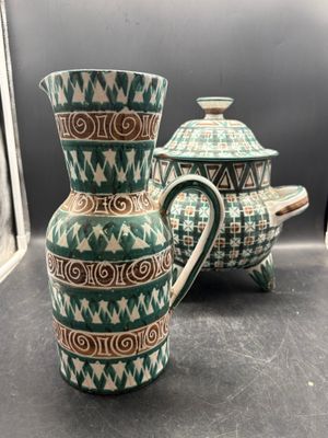 une paire de théières en céramique verte et marron et une théière