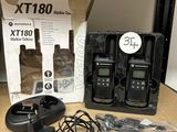 deux talkies-walkies et un chargeur sur la table