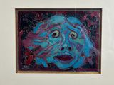 une photo d'un tableau représentant un visage accroché au mur