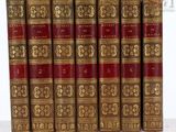 un coffret de cinq livres aux couvertures dorées et rouges