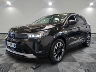 Une Toyota C-HR noire est garée sur un sol à damier