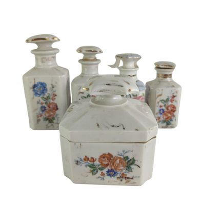 quatre vases blancs ornés de fleurs, disposés les uns à côté des autres
