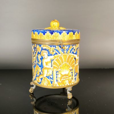 une boîte bleue et jaune ornée d'un motif doré