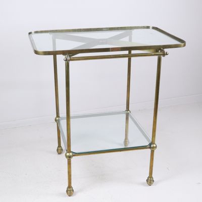 une table d'appoint en laiton et en verre, dotée d'une étagère en verre