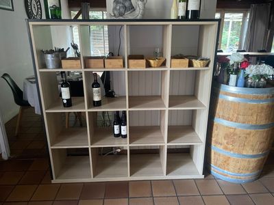 Des bouteilles de vin sont alignées sur les étagères d'une cave à vin