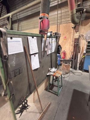 une photo d'un homme travaillant dans une usine