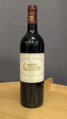 une bouteille de vin posée sur une table en bois