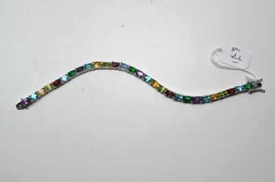 un gros plan d'un bracelet posé sur une table, avec une étiquette