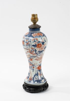 un vase bleu et blanc avec des fleurs