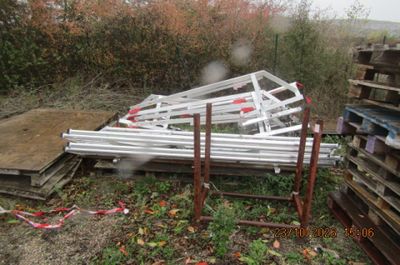 un tas de métal et de bois par terre