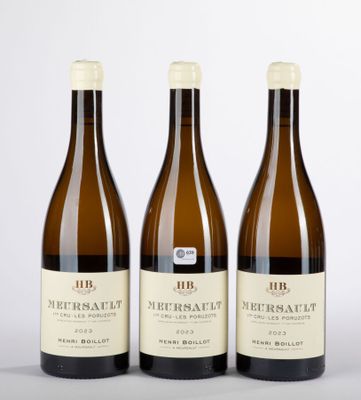 trois bouteilles de vin posées sur une table blanche