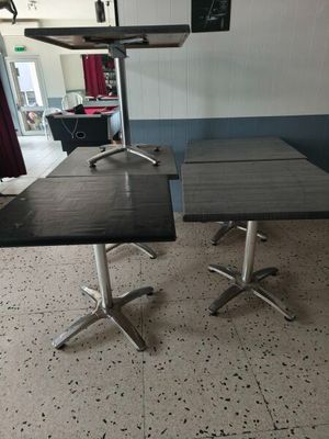 deux tables placées l'une à côté de l'autre sur le sol