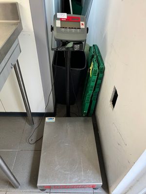 une balance posée dans un coin de la pièce