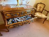 une commode dans laquelle se trouvent plein de chaussures