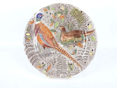 une assiette décorative sur laquelle figurent un oiseau et un autre oiseau
