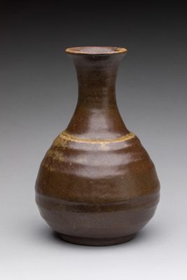 un vase brun posé sur une table