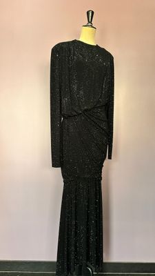 une robe noire sur un mannequin mannequin mannequin mannequin mannequin mannequin mannequin mannequin mannequin mannequin