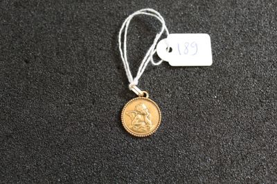 un gros plan d'une pièce de monnaie à laquelle est attachée une étiquette