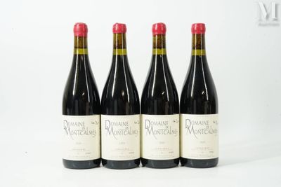 trois bouteilles de vin rouge sont alignées sur une surface blanche
