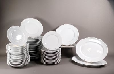 une pile d'assiettes blanches empilées les unes sur les autres