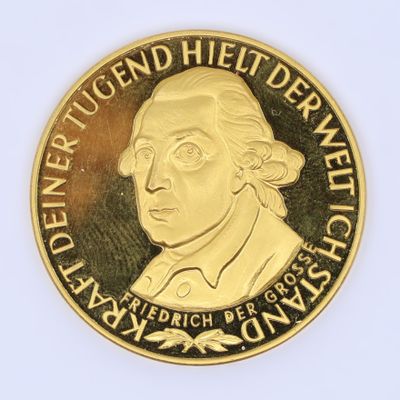 pièce d'or sur laquelle figure le portrait d'un homme, sur un fond blanc