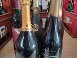 trois bouteilles de vin posées sur une table