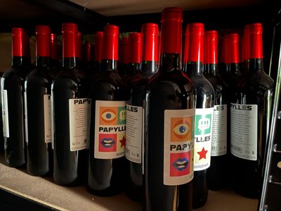 de nombreuses bouteilles de vin sur une étagère dans un magasin