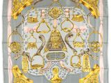 un foulard carré orné d'un motif doré et gris
