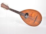 une mandoline posée sur une surface blanche