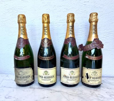 quatre bouteilles de champagne sont alignées sur une table