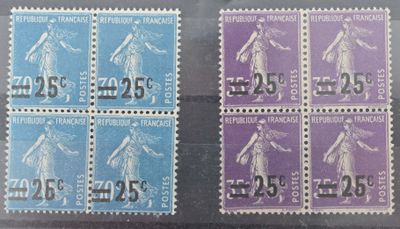 un gros plan sur quatre timbres différents posés sur une surface noire