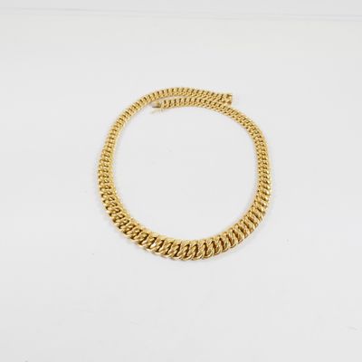 un bracelet en chaîne en or sur fond blanc