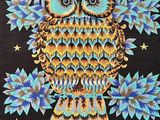 un hibou perché sur une branche d'arbre, entouré de fleurs bleues