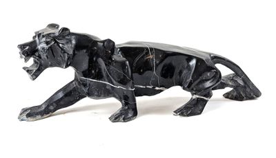 une statue noire représentant un tigre sur fond blanc