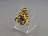 une image représentant une bague dorée ornée d'un dragon