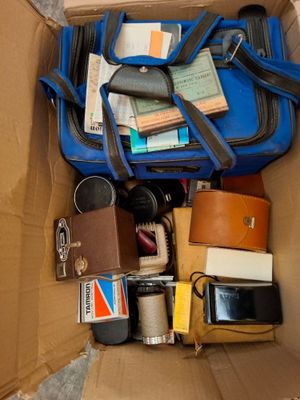 une boîte en carton remplie de nombreux types de bagages différents