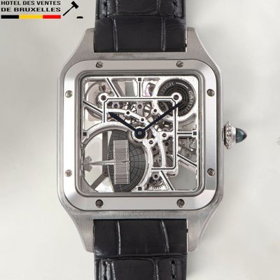 un gros plan d'une montre avec un bracelet en cuir noir