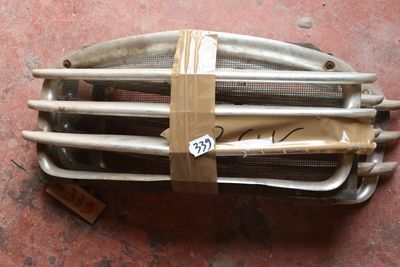 une photo d'un cache-radiateur de moto sur lequel est collé un autocollant