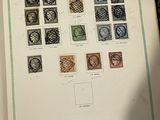 un livre avec un tas de timbres dessus