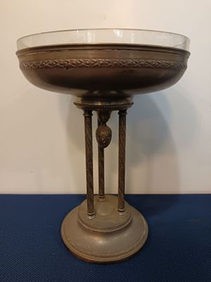 Coupe sur pied tripode en métal argenté. - Photo 1