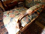 un chat assis sur une chaise dans le salon